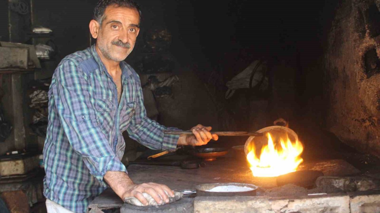 40 dereceyi bulan sıcakta mesaiye devam eden kalaycı, alev başında çalışacak çırak bulamıyor