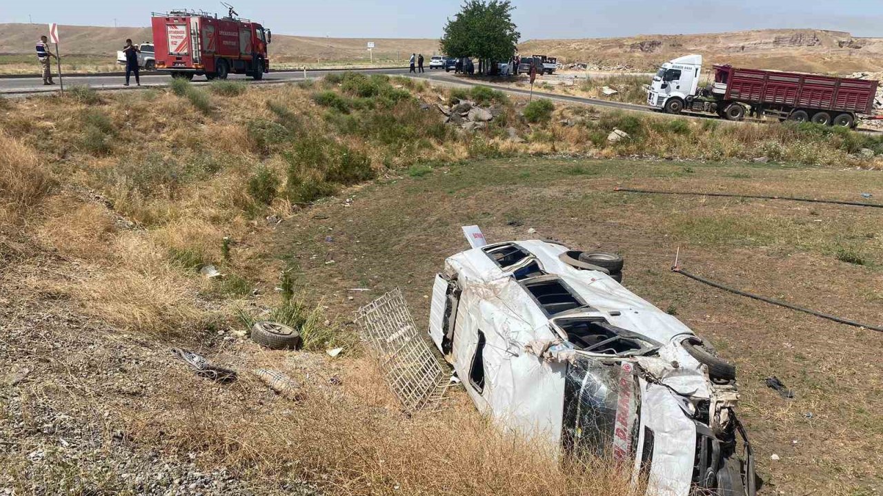 Diyarbakır’da yolcu minibüsü ile pikap çarpıştı: 1’i çocuk 3’ü ağır 14 yaralı