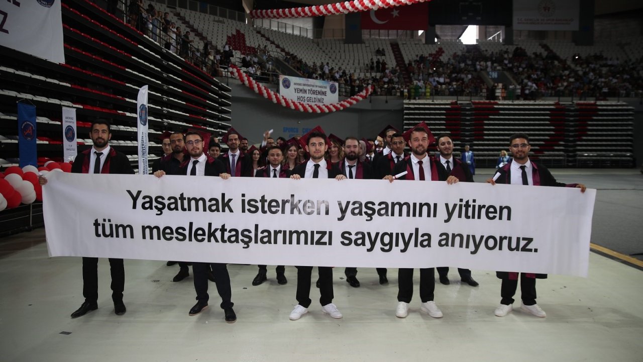 Akdeniz Üniversitesi’nde 293 genç hekim yemin etti