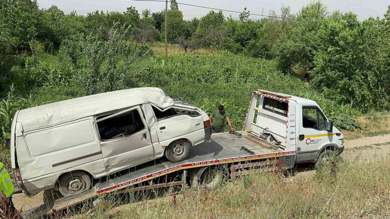 Şarampole devrilen minibüste üçü çocuk 5 kişi yaralandı.