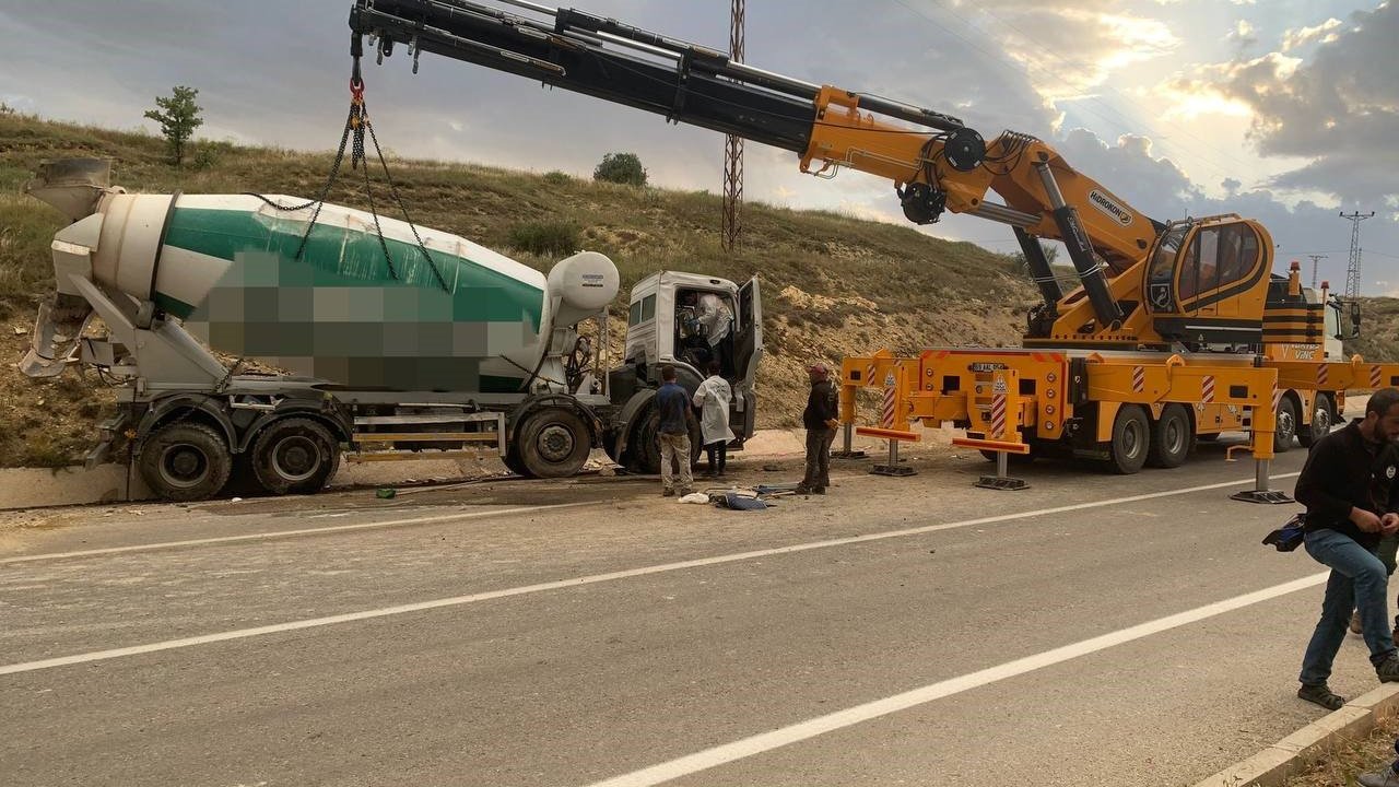 Bayburt’ta beton mikseri yola devrildi: 1 ölü