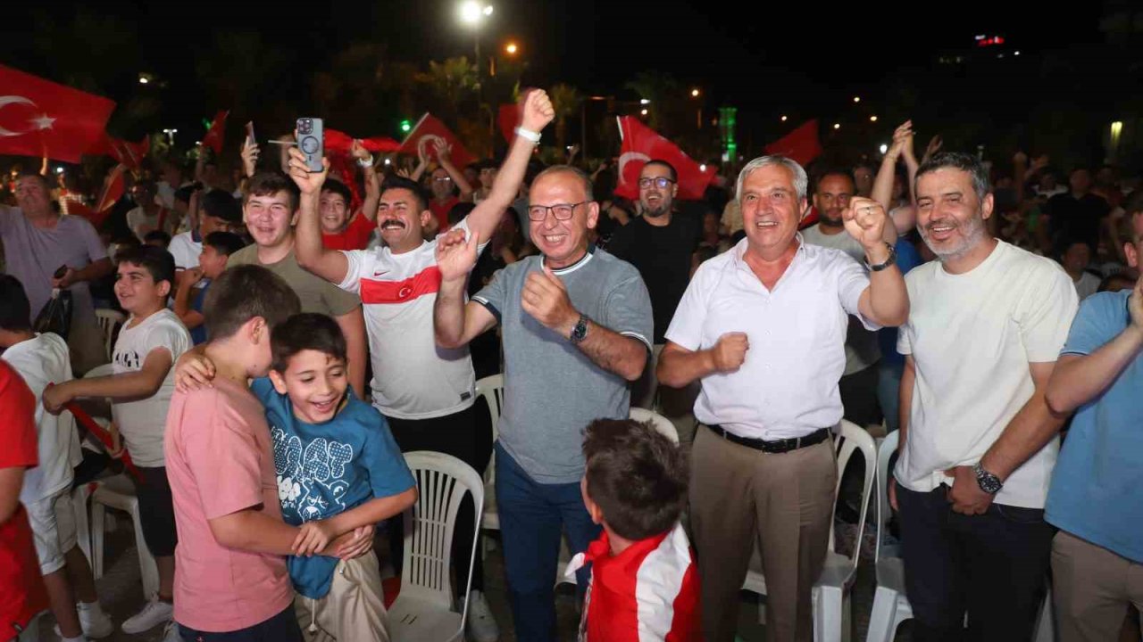 Turgutlu’da milli maç heyecanı dev ekrandan devam ediyor