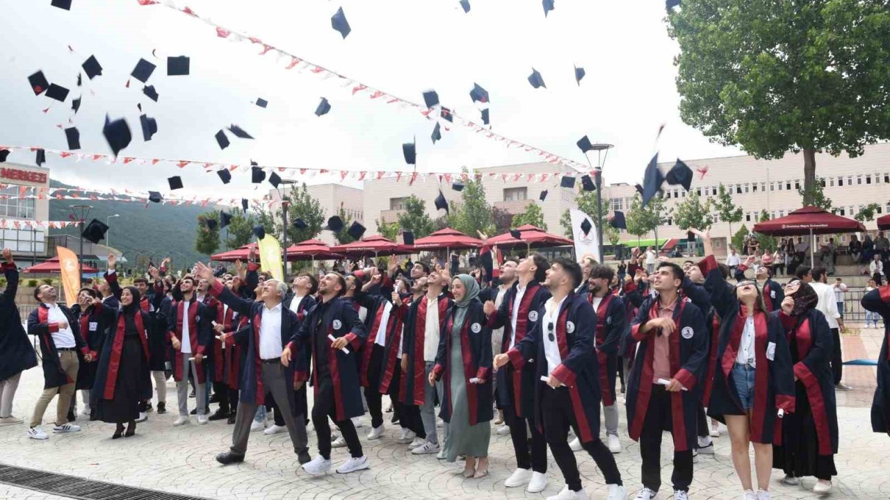 Yeşilyurt Demir Çelik MYO 138 mezun verdi