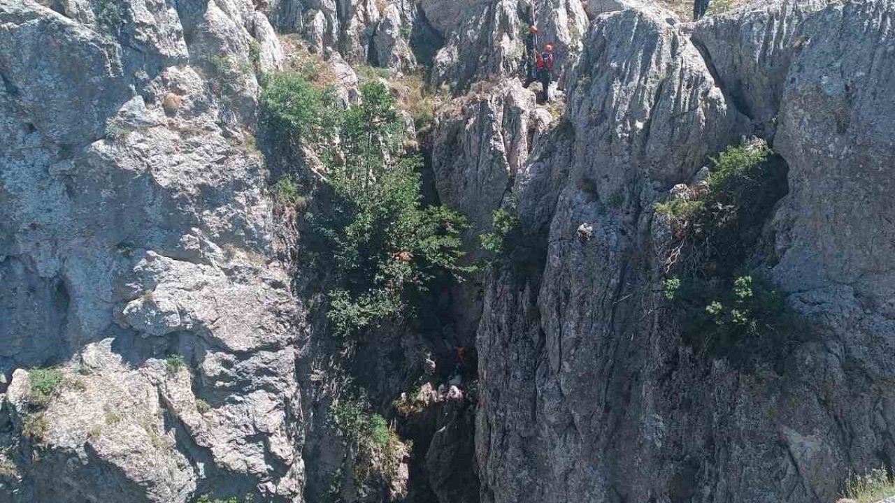 Konya’da dağlık alanda nefes kesen keçi kurtarma operasyonu