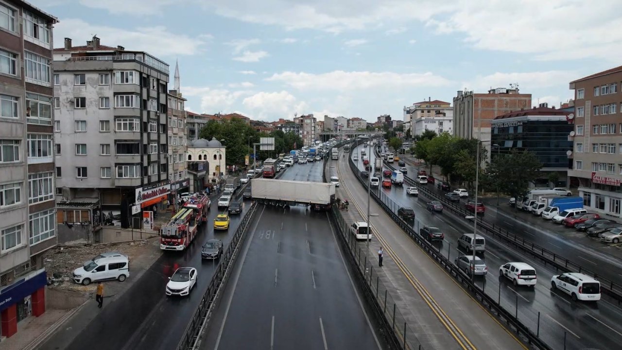 Avcılar’da tır yoldan çıktı: E5 Karayolu trafiğe kapatıldı