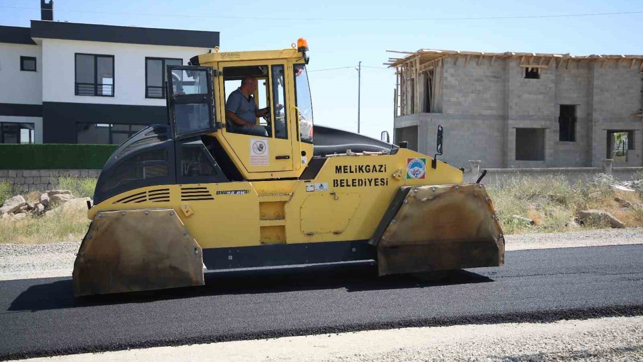 Melikgazi Belediyesi, Mimarsinan Mahallesi’nde 9 sokakta asfalt çalışması yapıyor