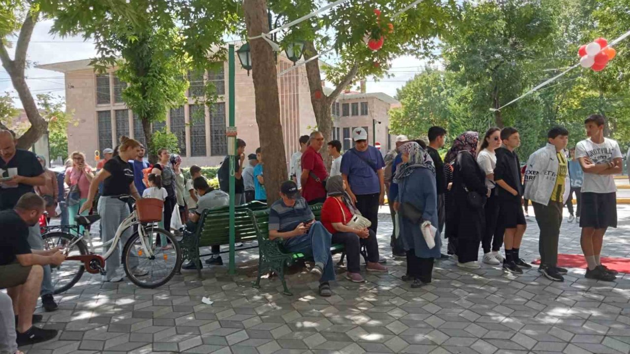 Eskişehir’de ücretsiz döner kuyruğu oluştu