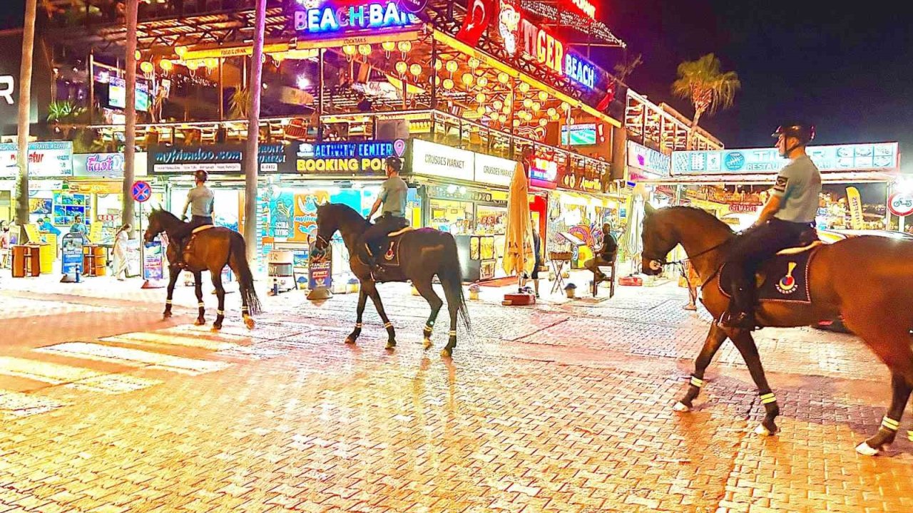 Jandarmanın atlı ekibi Ölüdeniz’de bu yıl da görev başında