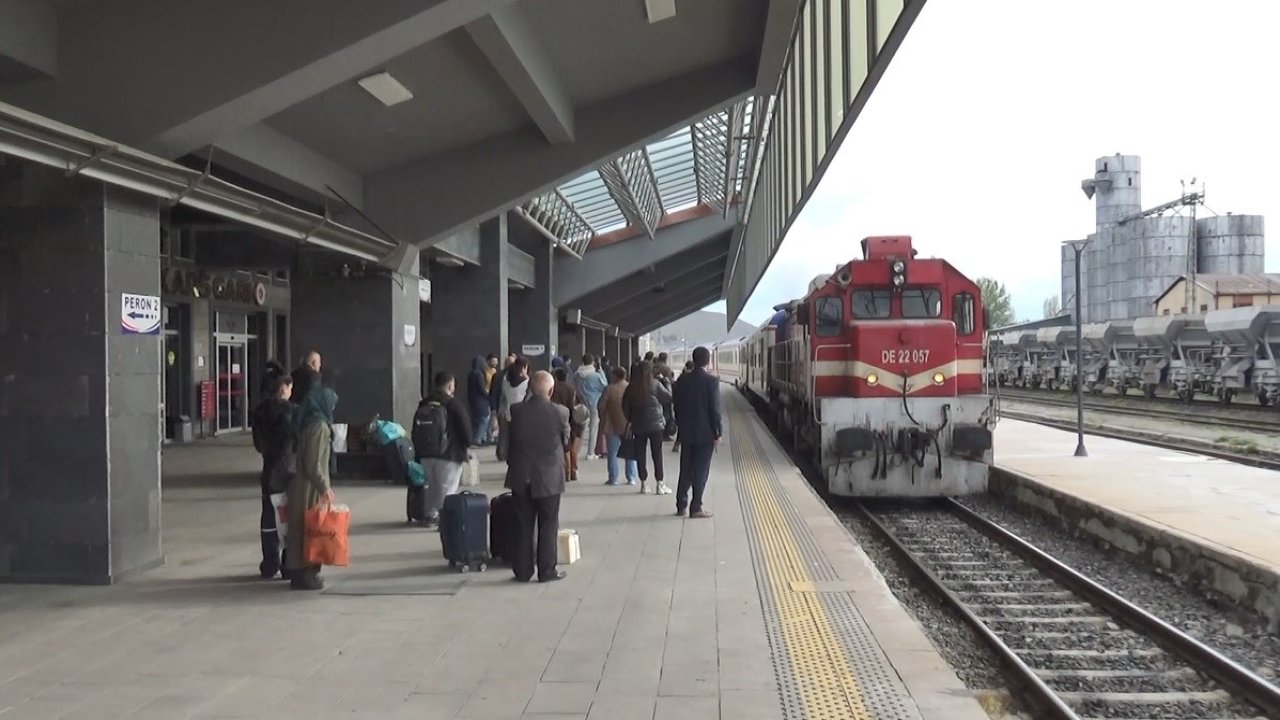 Kars’ta vatandaşların tercihi ’tren yolculuğu’