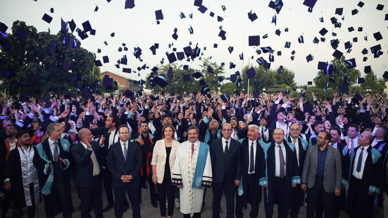 Malatya Turgut Özal Üniversitesi’nde mezuniyet heyecanı