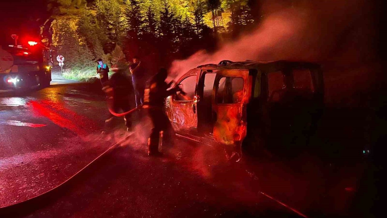 Burdur’da seyir halindeki hafif ticari araç alevlere teslim oldu