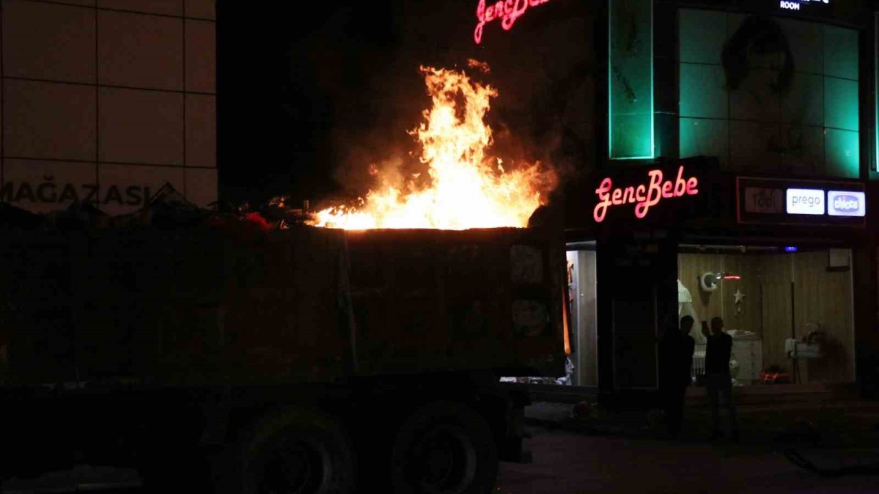 Kamyonun kasasındaki pazar çöpleri cadde ortasında alev aldı