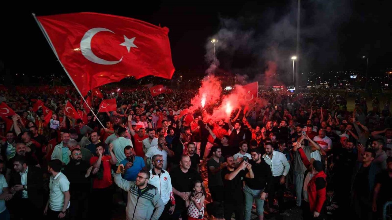 Kayserililer çeyrek final heyecanını Millet Bahçesi’nde yaşadı