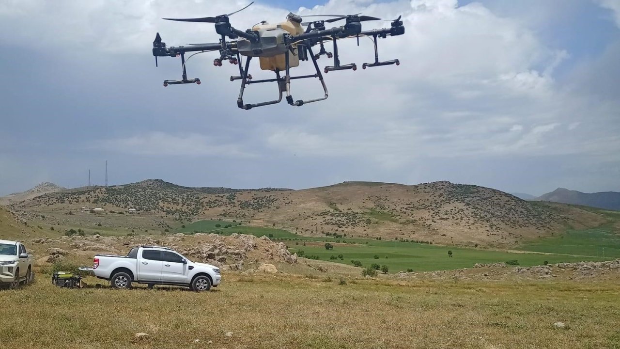 Siirt’te ilk defa dron ile çekirge ilaçlama yapıldı