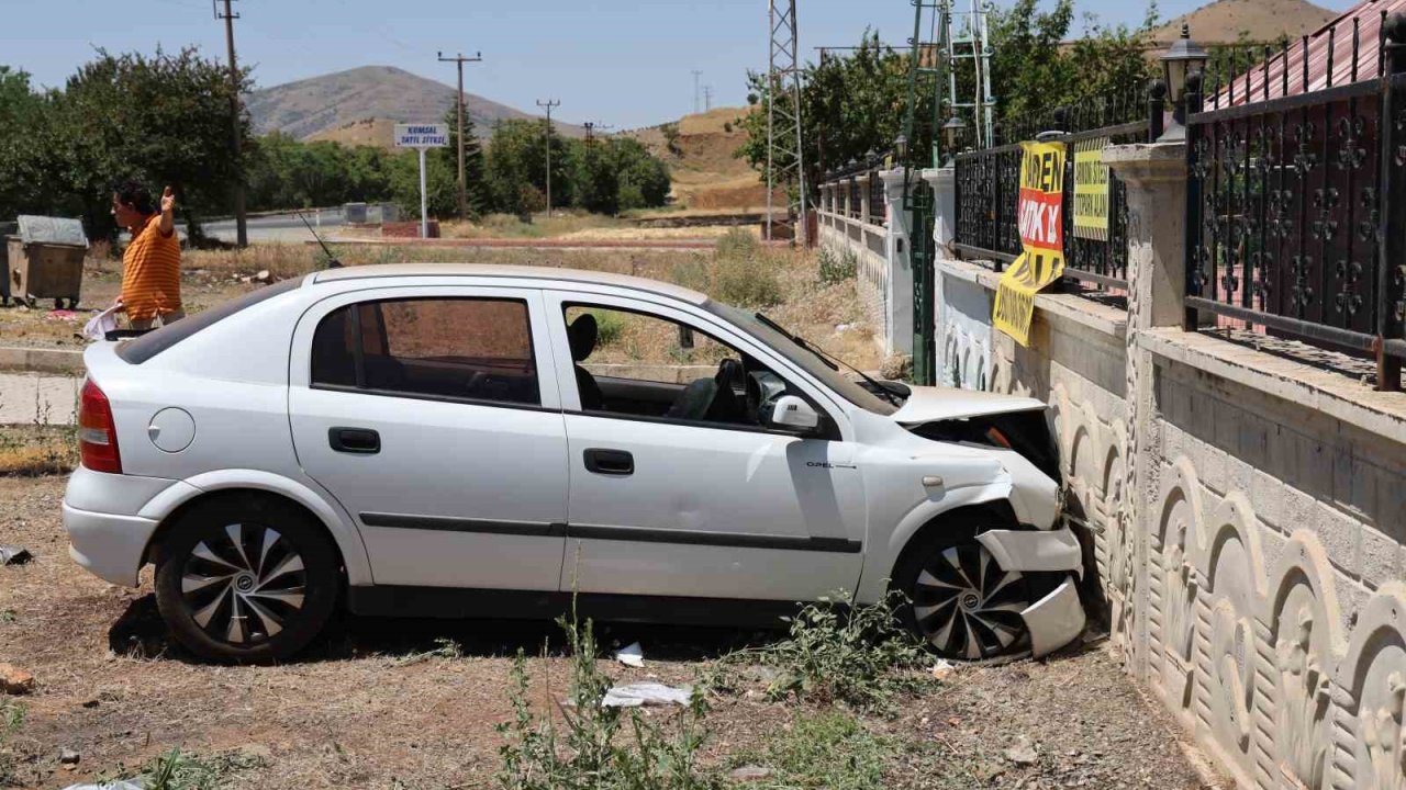 Elazığ’da otomobil bahçe duvarına çarptı: 5 yaralı