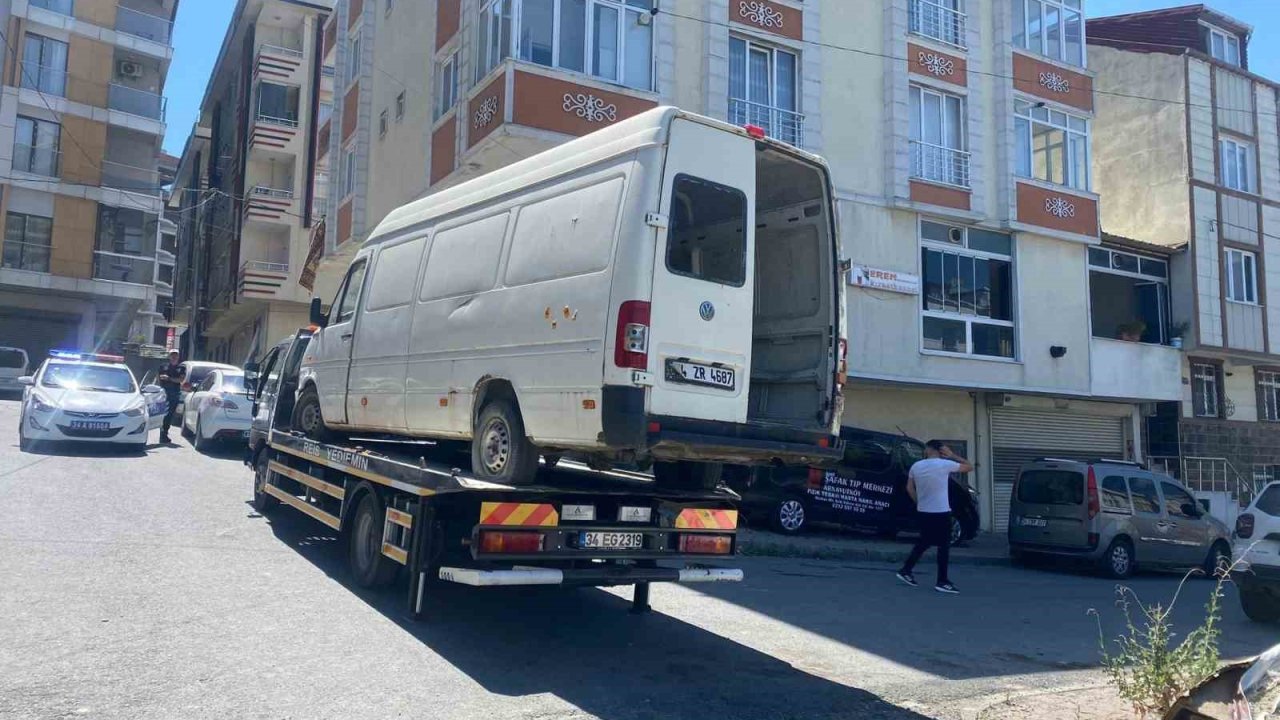 Arnavutköy’de mahallenin korkulu rüyası olan terk edilmiş araçlar çekildi