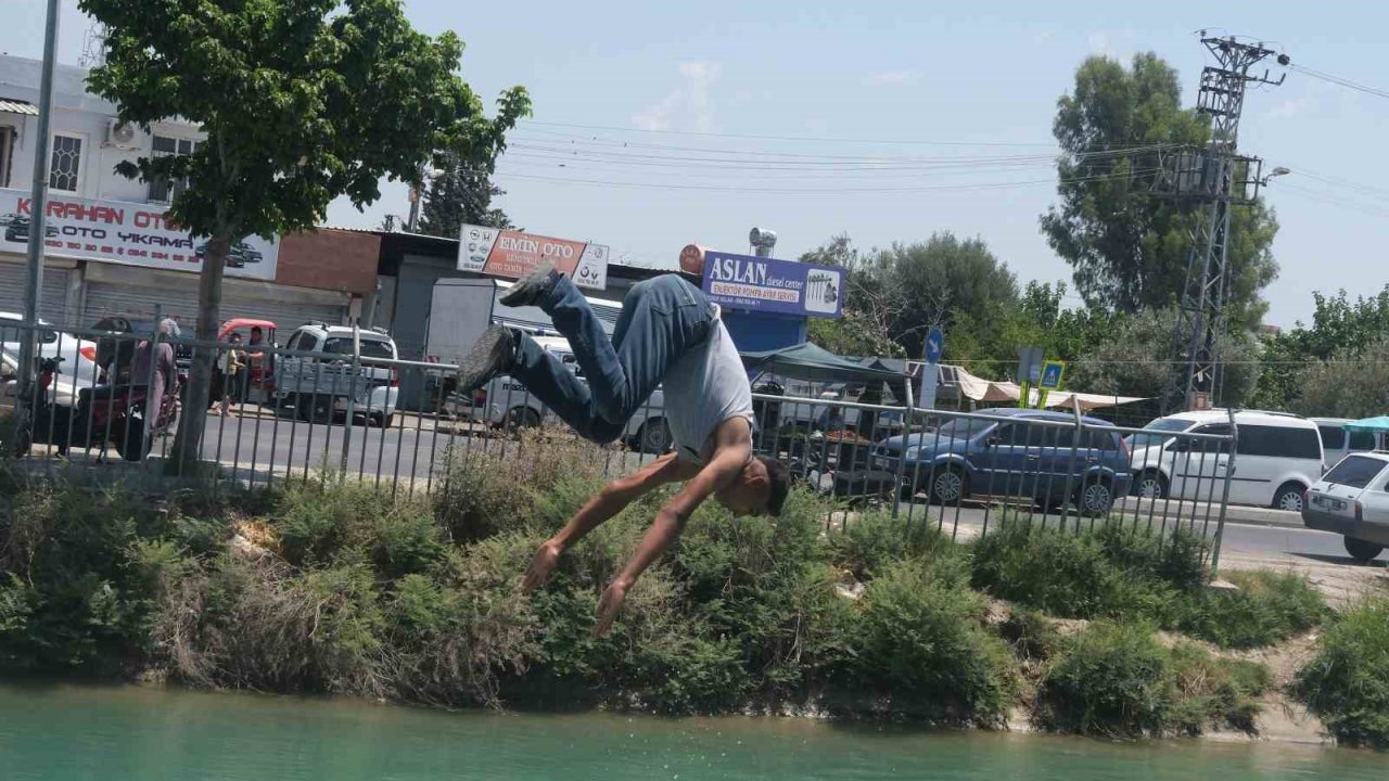 Adana’da hava sıcaklığı 44 dereceye ulaştı, çocuklar kanallara akın etti