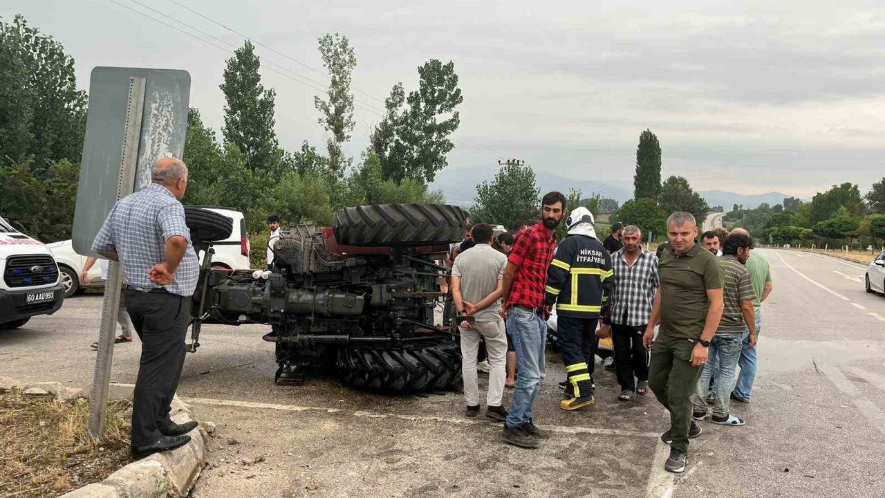 Niksar’da traktör ile otomobil çarpıştı : 2 yaralı
