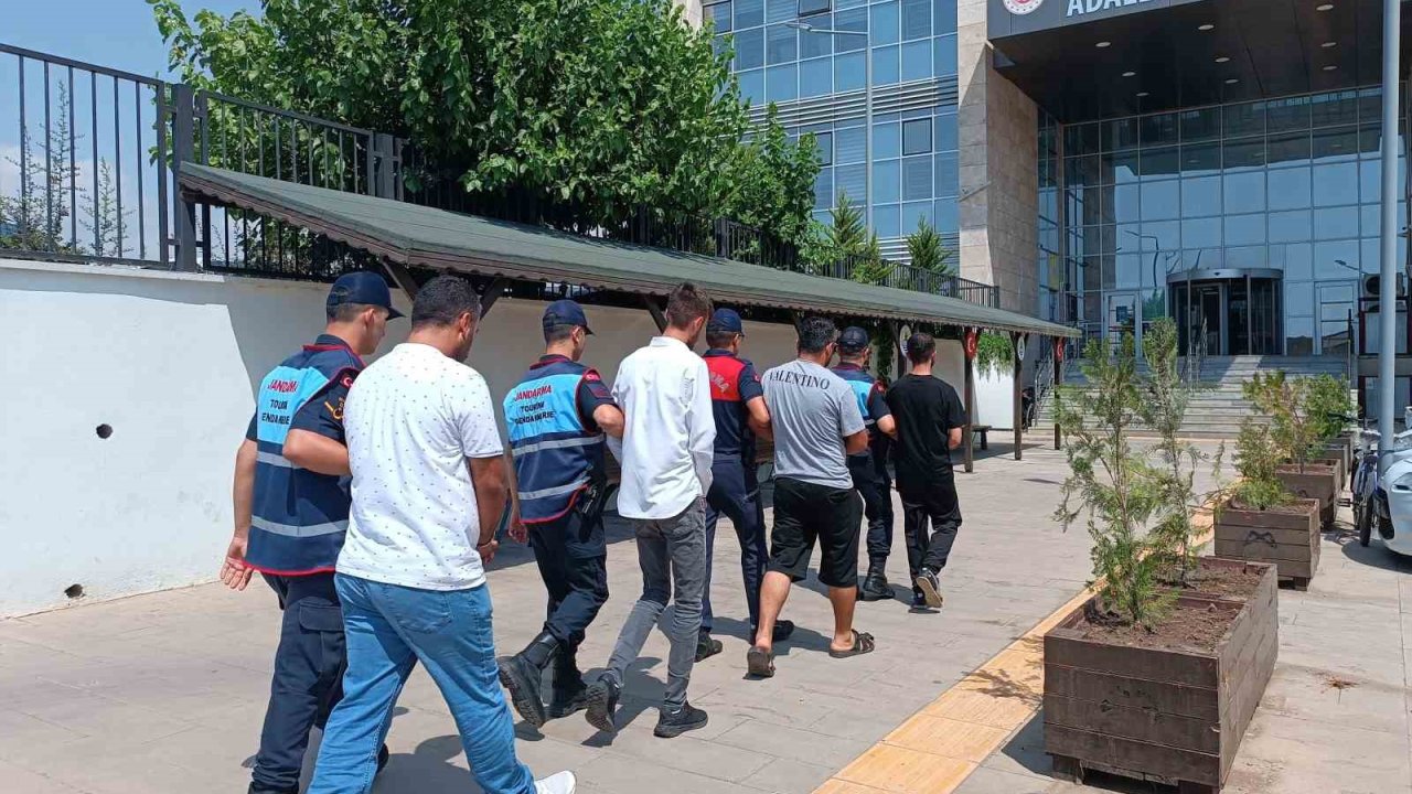 Mersin’de göçmen kaçakçılarına yönelik operasyon: 5 gözaltı