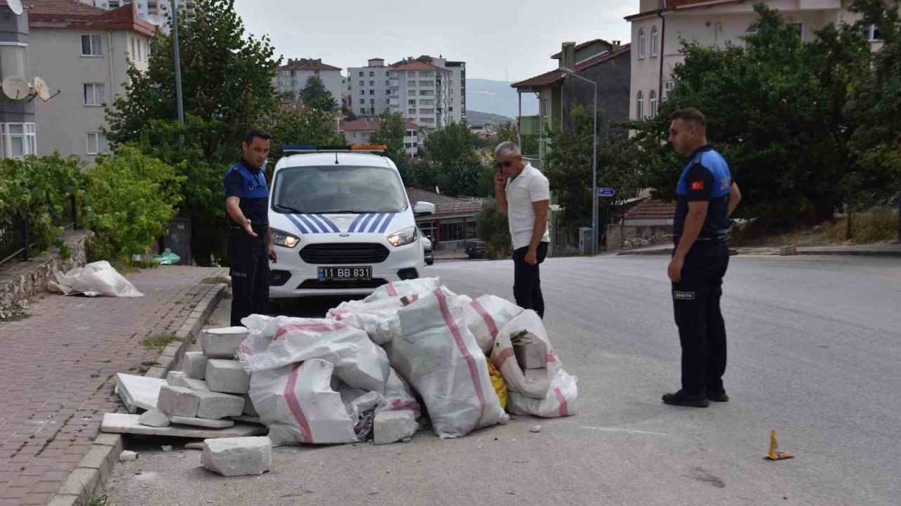 İnşaat atıklarını cadde kenarına bırakan şahsa cezai işlem uygulandı