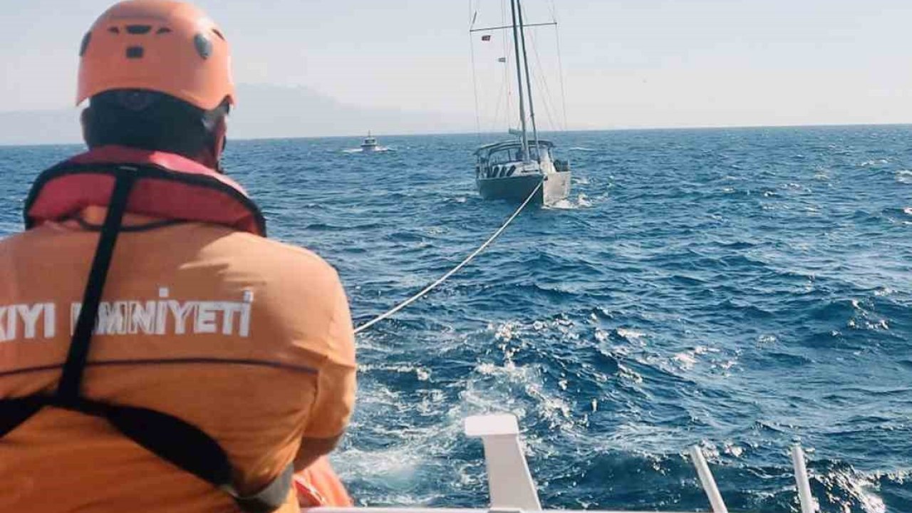 Kargı Adası önünde arızalanan ve sürüklenen tekneyi KIYEM ekipleri kurtardı