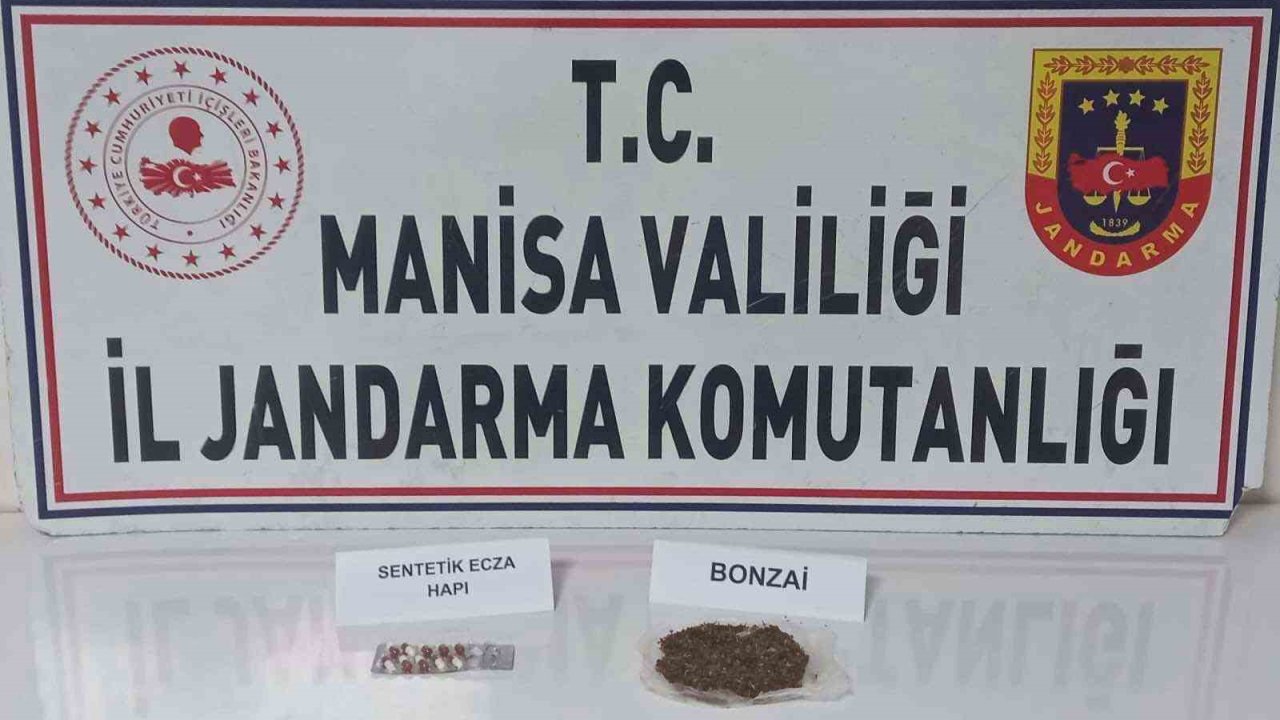 Manisa’da şüphelilerden bonzai ve uyuşturucu hap çıktı