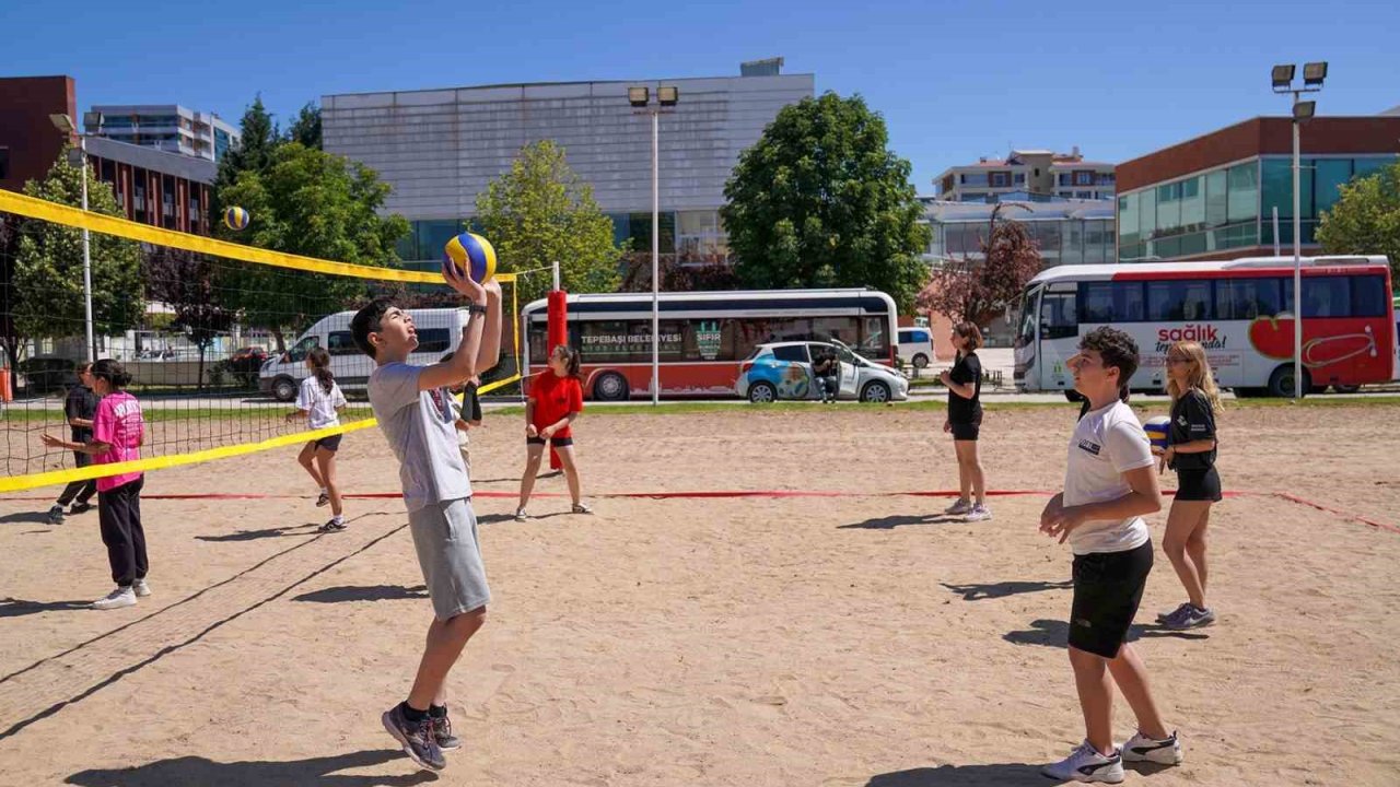 plaj voleybolu kursu yoğun katılımla başladı