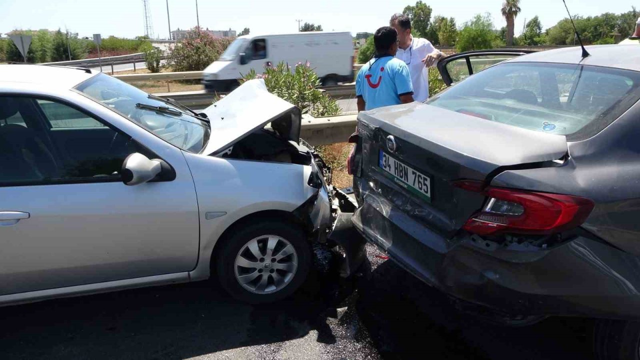 İki otomobilin çarpıştığı kazada şans eseri kimsenin burnu kanamadı