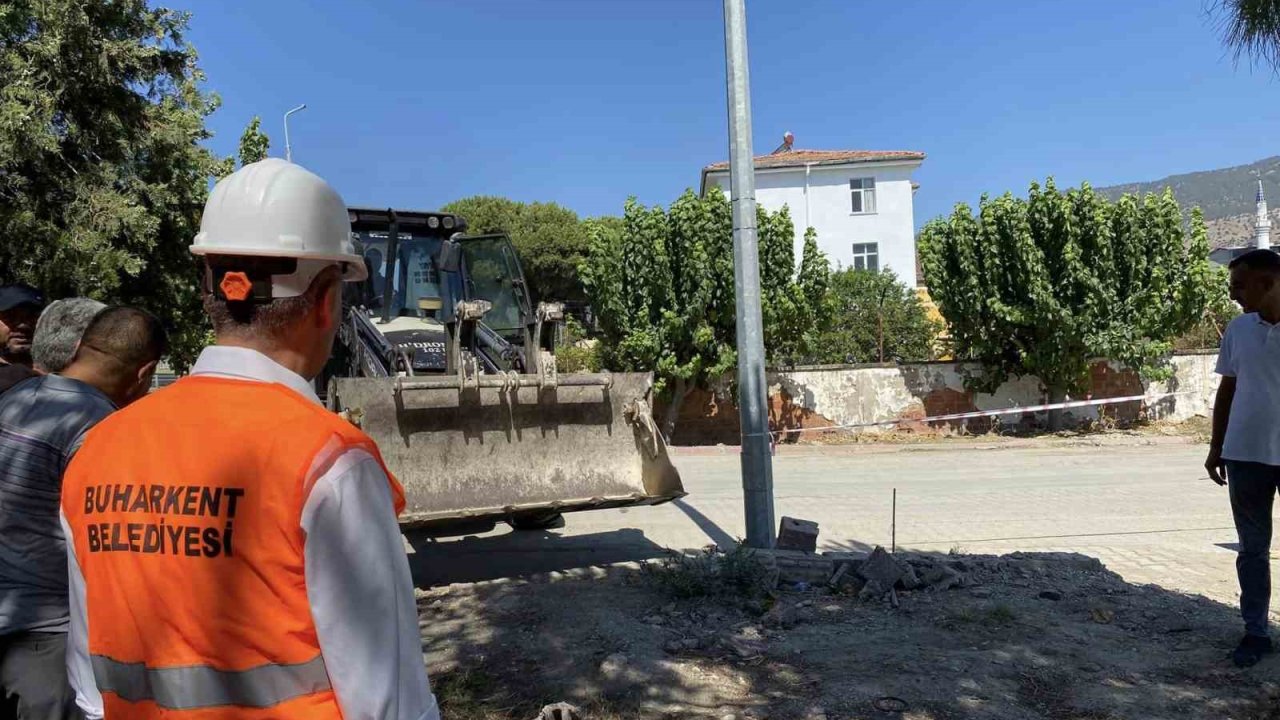 Buharkent’te doğalgaz için ilk kazma vuruldu