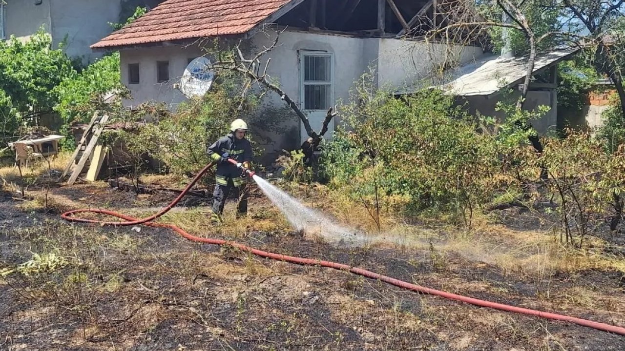 Kuru otlar alev alev yandı, erken müdahale faciayı önledi