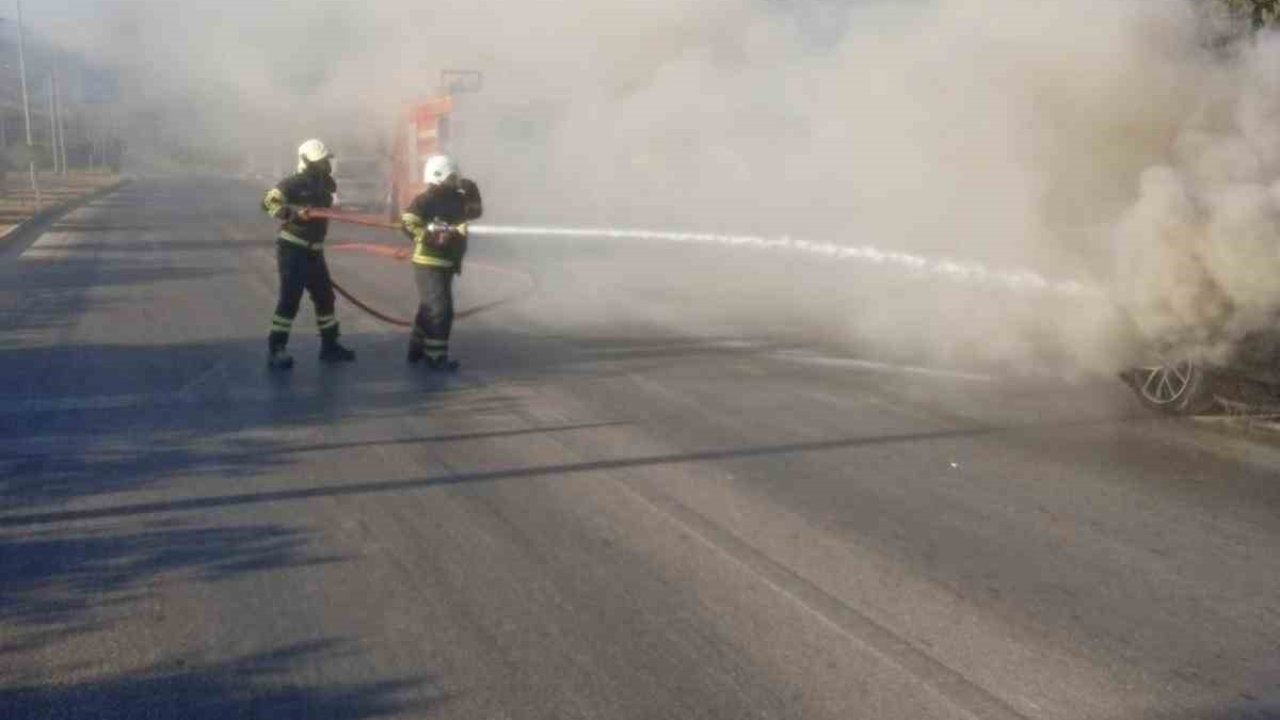 Antakya’da otomobil alev alev yandı