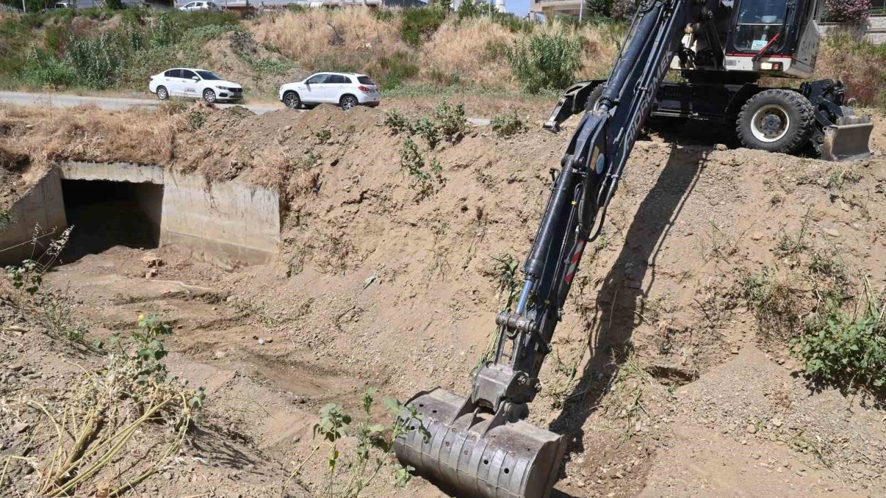 Ergenekon Mahallesinde dere yatağı temizleniyor