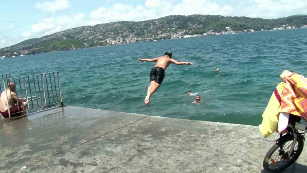 İstanbullular sıcak havada Boğaz’ın sularında serinledi