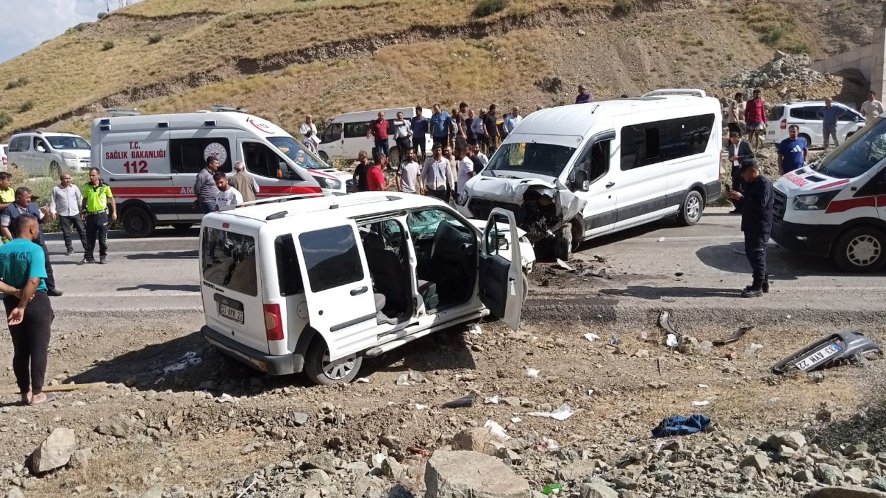 Yüksekova’da yolcu minibüsü ile hafif ticari araç kafa kafaya çarpıştı: 2’si ağır 7 yaralı