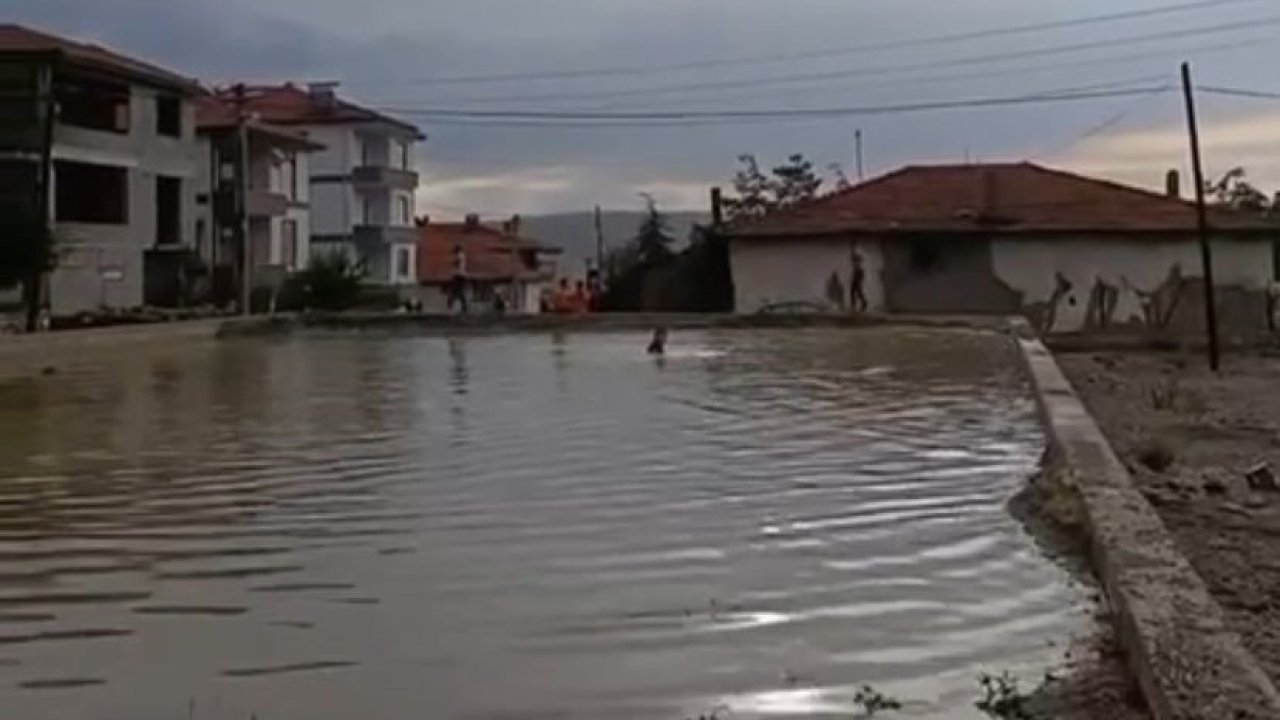 Çocuklar su birikintisinde yüzerek serinledi