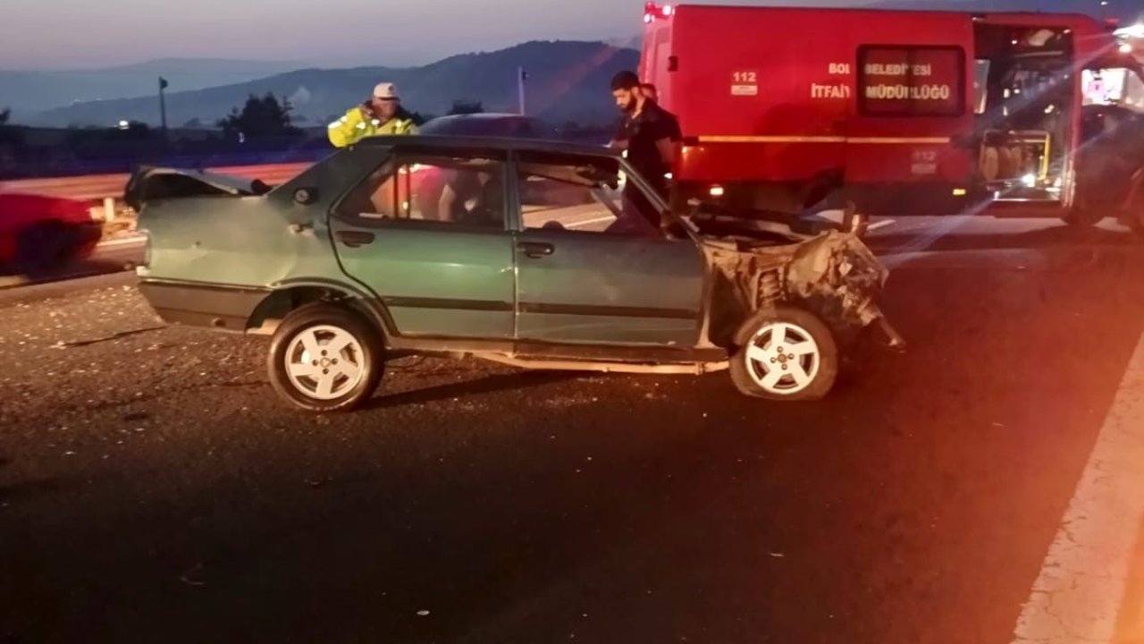 TEM’de bariyerlere çarpan otomobil hurdaya döndü: 1 yaralı