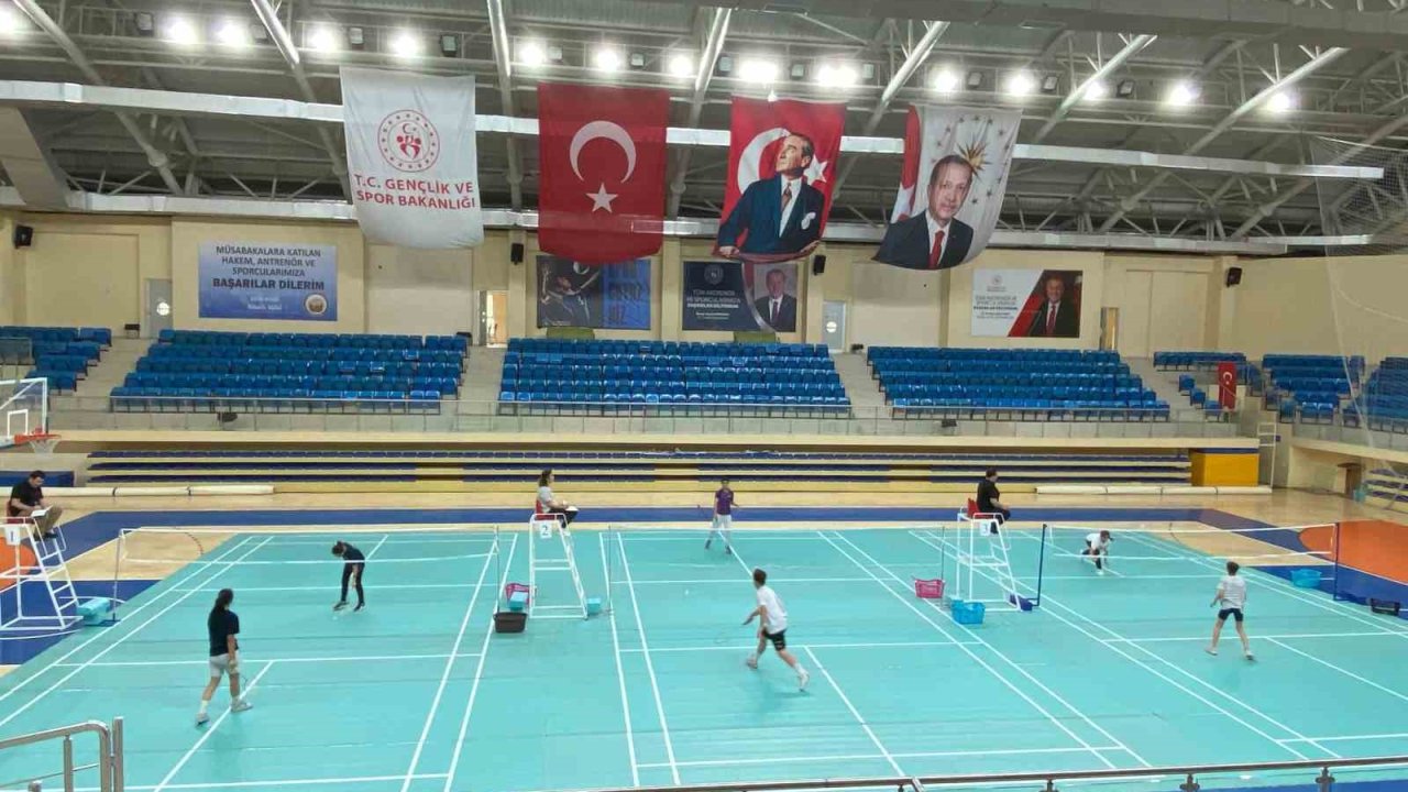 Badminton müsabakaları katılımcılar arasında dostane rekabetle oynandı