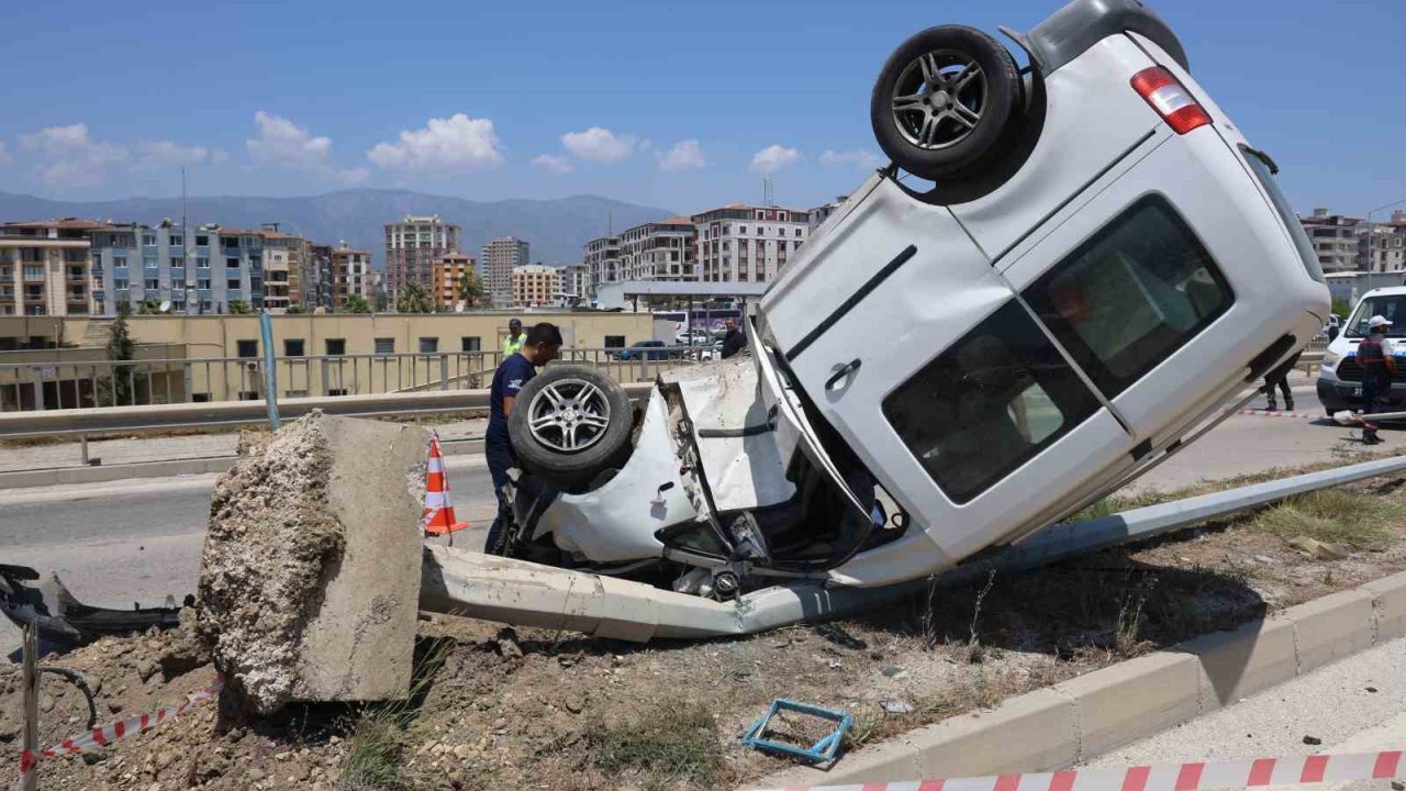 Aydınlatma direğine çarpan araç ters döndü