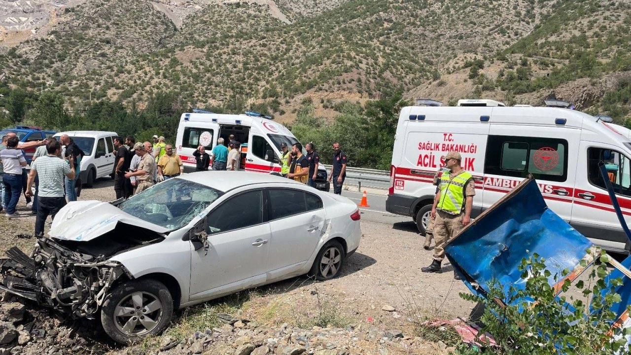 Otomobil otobüs durağına daldı: 3 yaralı