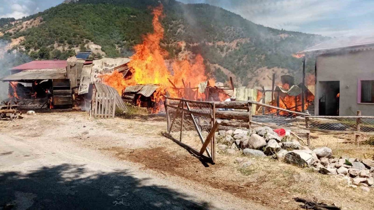 Sivas’ta korkutan yangın: 2 samanlık ve 2 ahır yandı