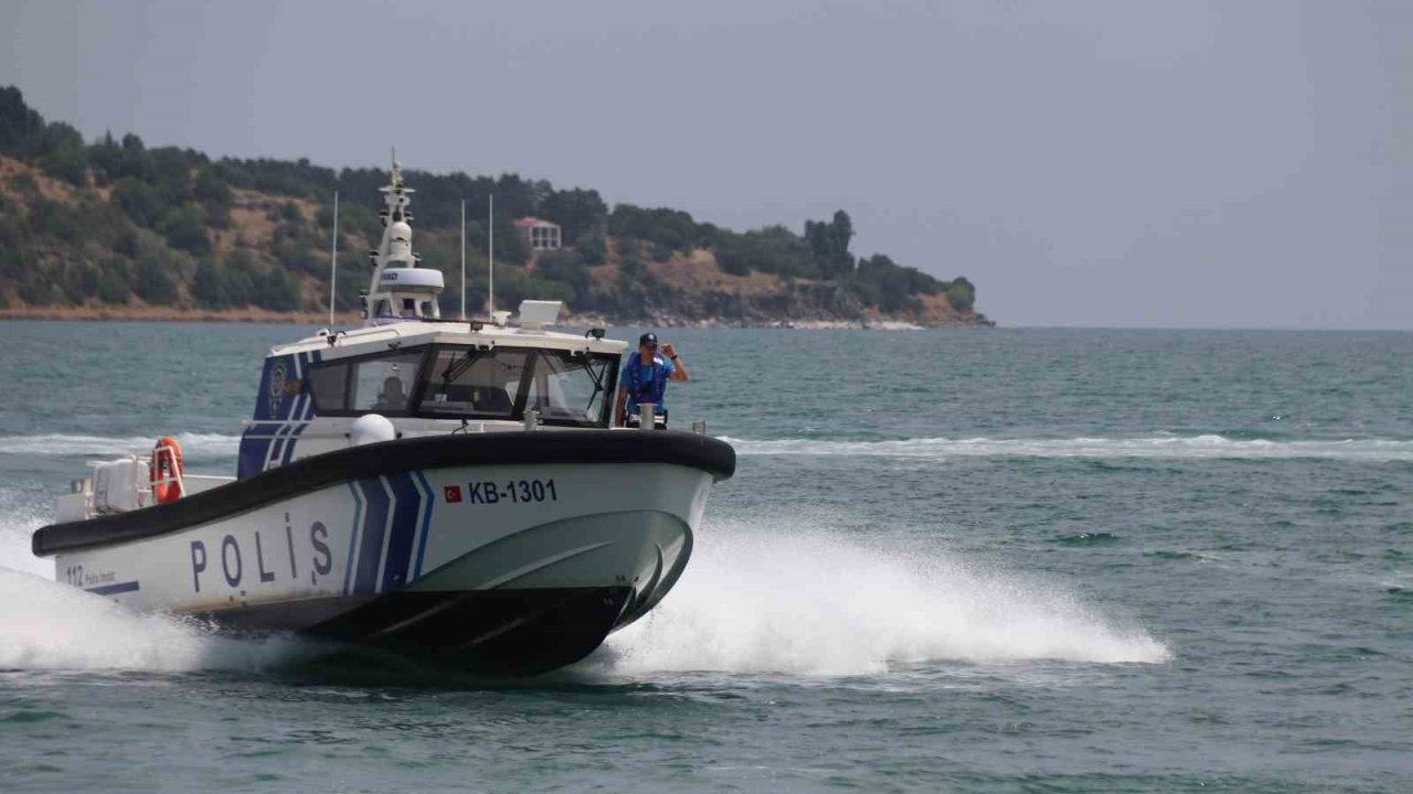 Polis botu Van Gölü’nde kaçak avlanmaya izin vermiyor