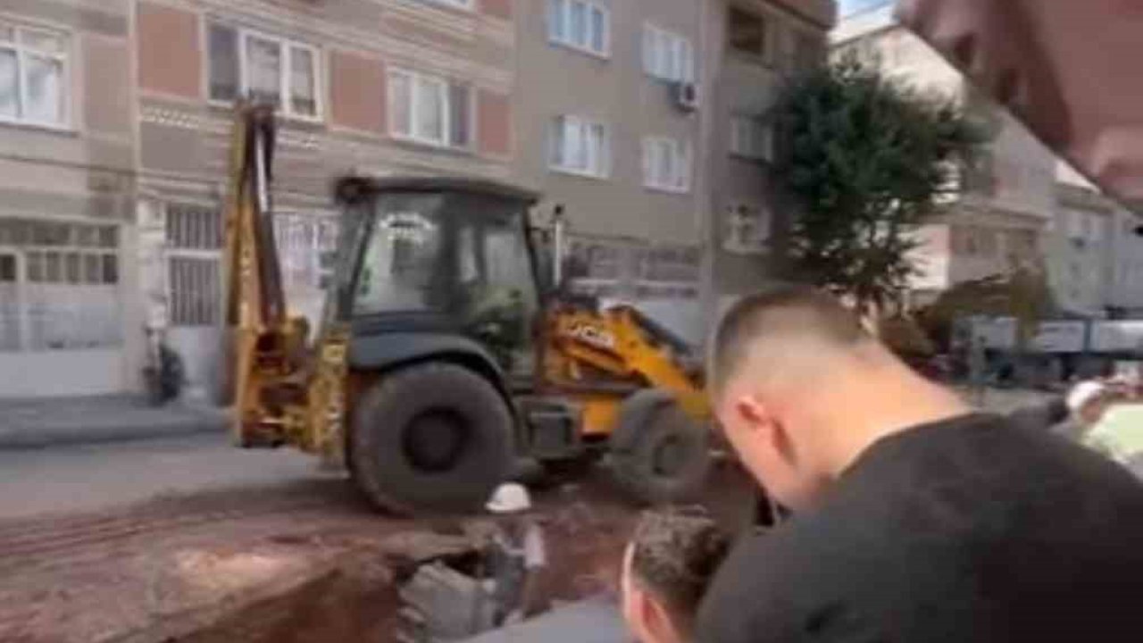 Tıraş olurken yol yapım çalışmasını izledi, gören bir daha baktı