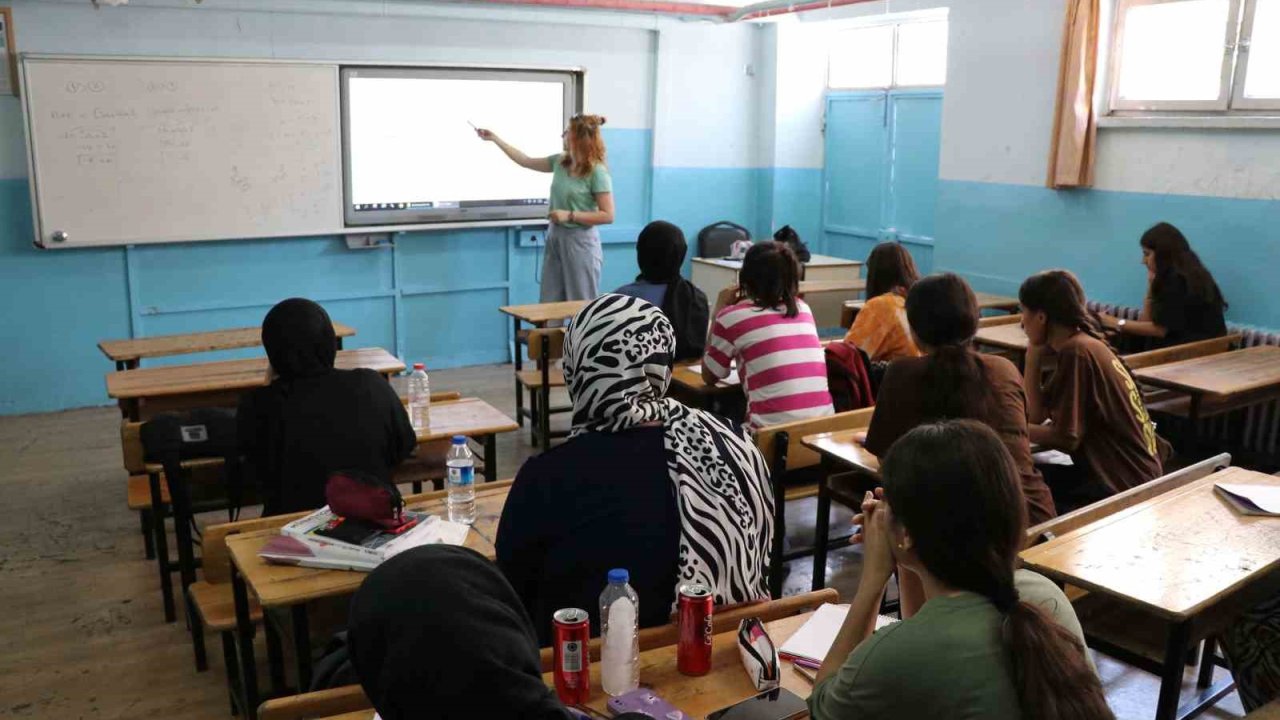 Haliliye Belediyesi ile üniversiteye hazırlık yaz kursu başladı