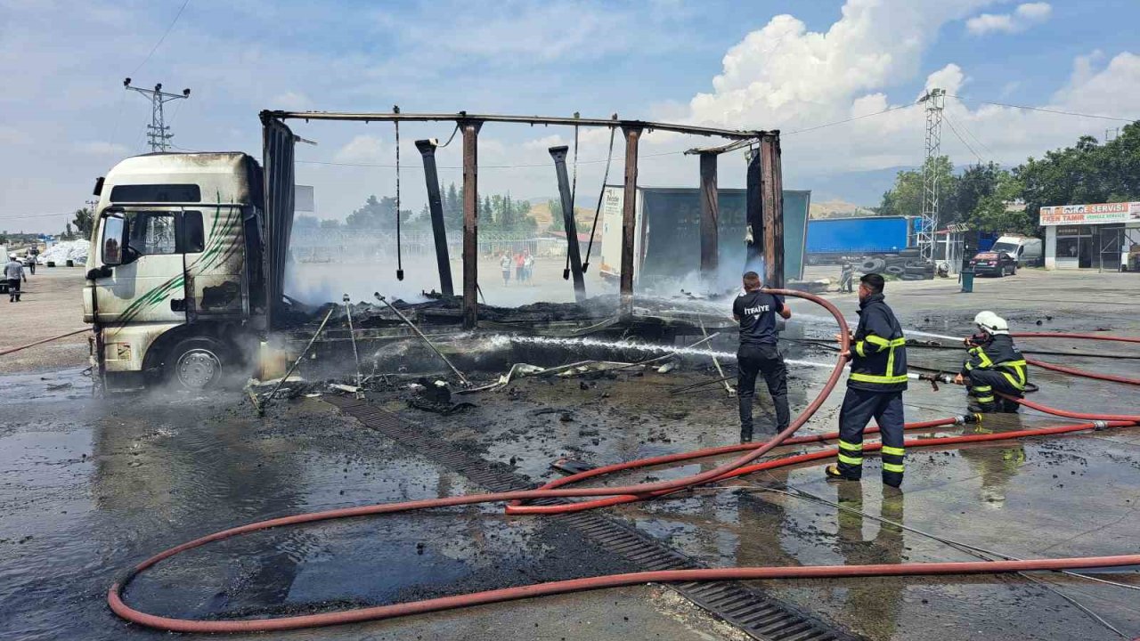 Amasya’da tır, akaryakıt istasyonunun önünde alev alev yandı