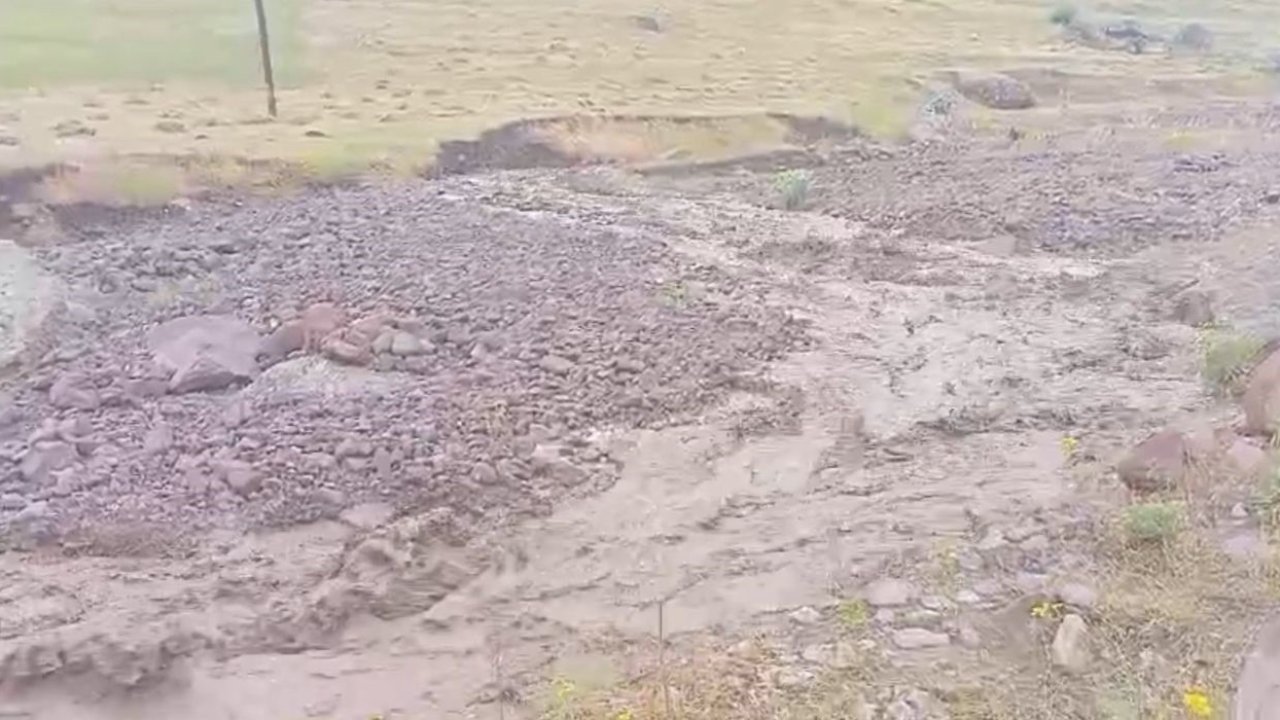 Iğdır’ın yüksek kesimlerinde sağanak yağış ve dolu sele neden oldu