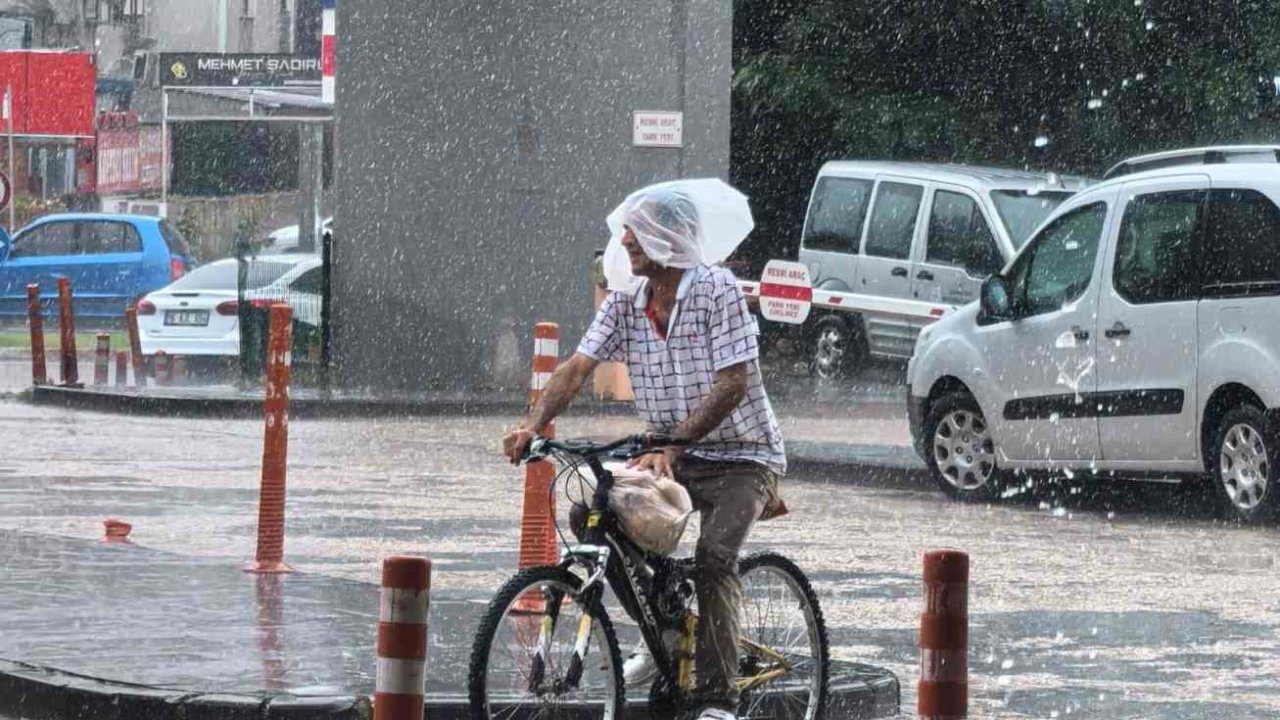 İnegöl’de sağanak hayatı felç etti