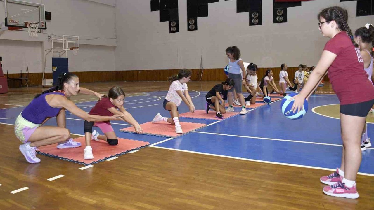 Kuşadası’nda çocuklar yaz spor okuluyla tatili keyifli geçiriyor