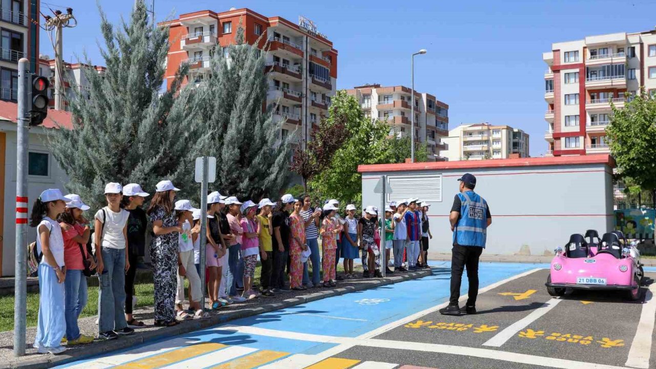 Diyarbakır’da öğrencilere trafik eğitimi