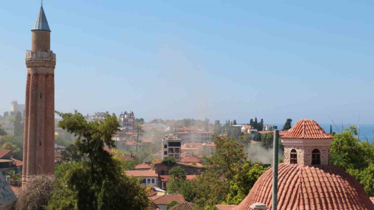 Kaleiçi’nde yoğun duman itfaiyeyi alarma geçirdi