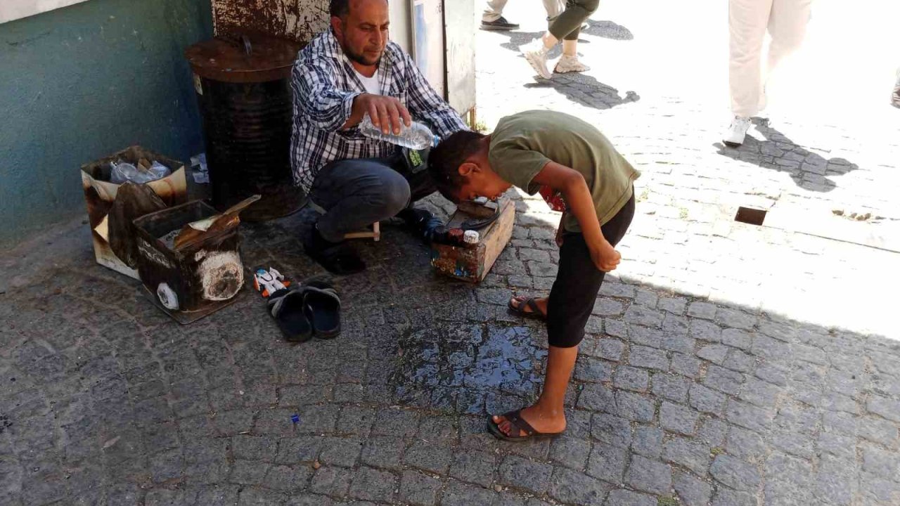 Bunaltıcı sıcağa rağmen ekmek parası peşindeler